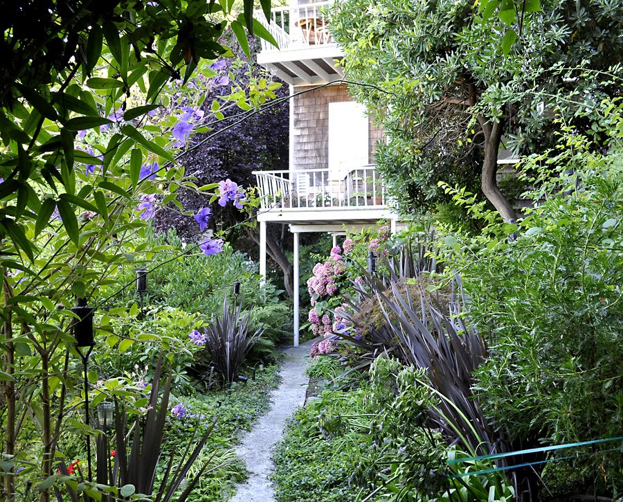 [Greenwich+steps+garden.jpg]