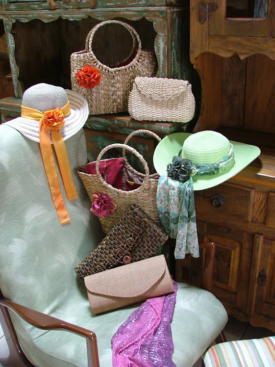 coleção de bolsas de palha e chapeus