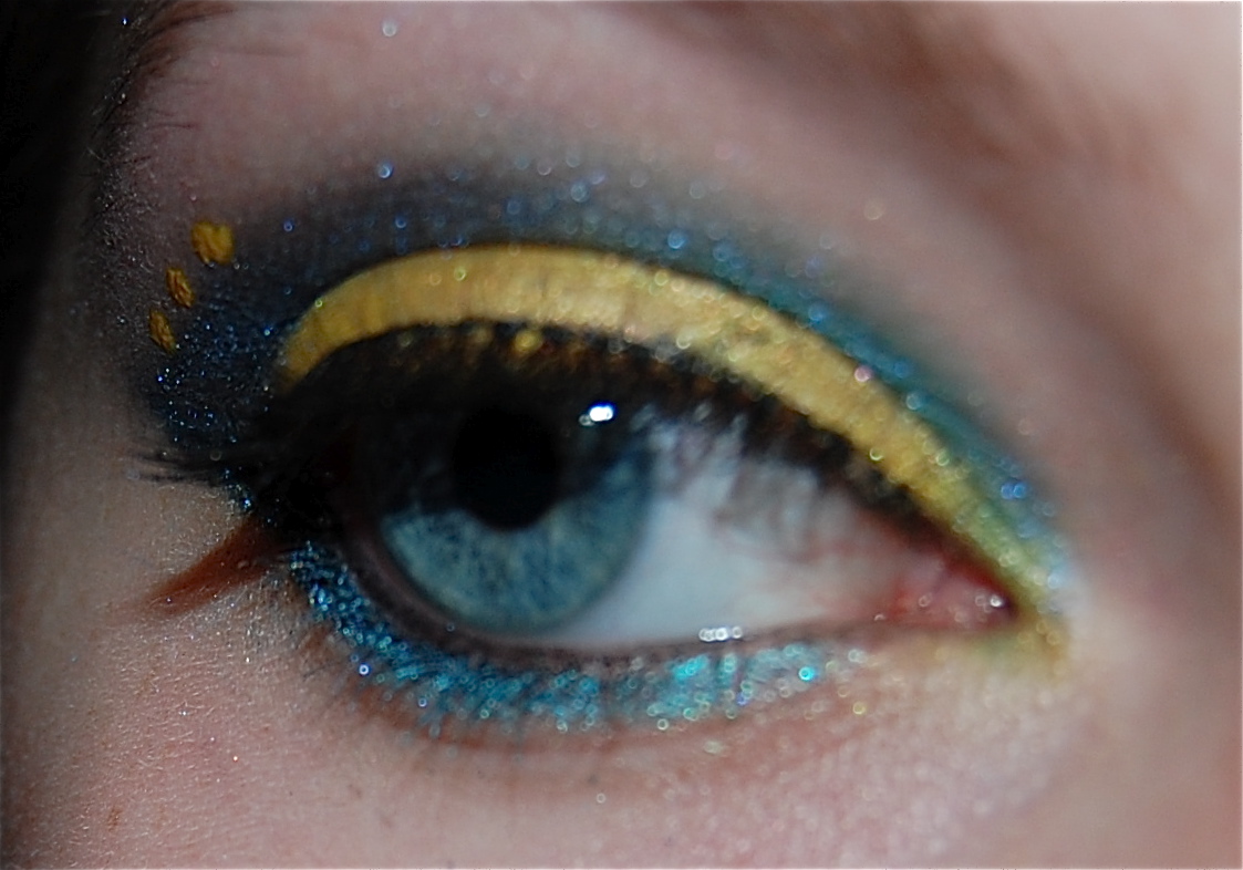 The Makeuptress: Blue and Yellow Tropical Fish