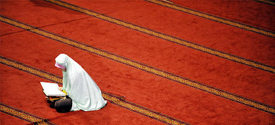 Ramadan Photo, Woman reciting Quran at a mosque