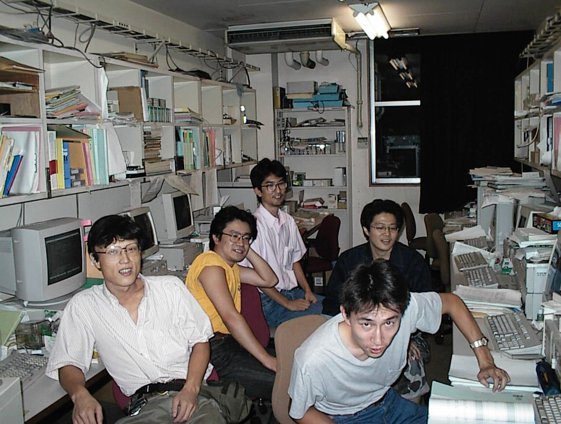 [980912-computer_room_02.jpg]