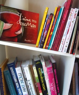 ma bibliothèque de livres et albums jeunesses illustratrices et illustrations se promènent joyeusement sur l'étagère