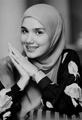 Female Models: Model Jilbab Two