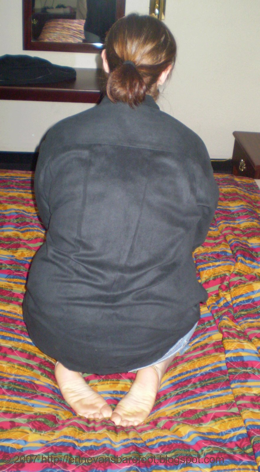 Erin Evans Barefoot Kneeling Pics