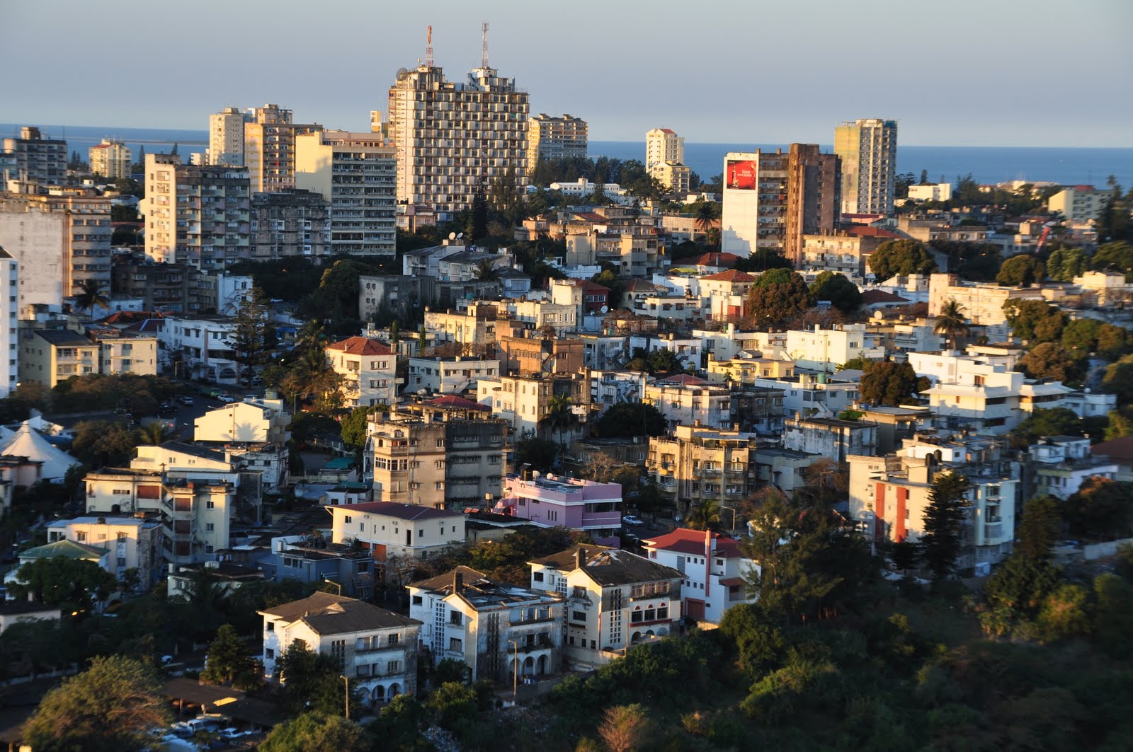 disculpe, su vida le espera...: a sight over and into maputo