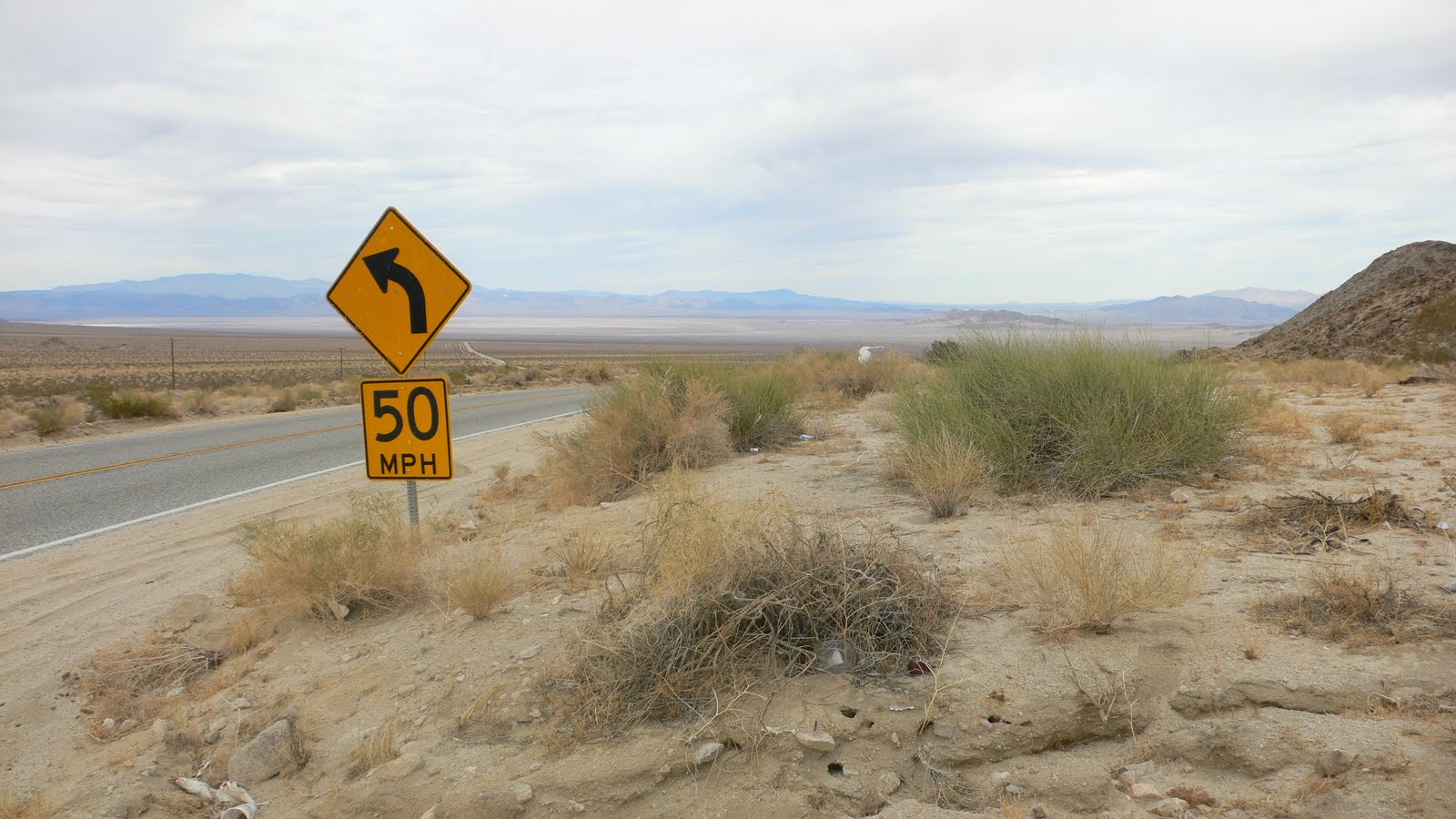 [middle+of+nowhere+California+Mojave+Desert.JPG]