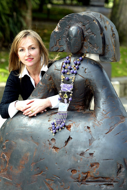 Octubre 2005: Performance con las Meninas de Manolo Valdés, en Oviedo