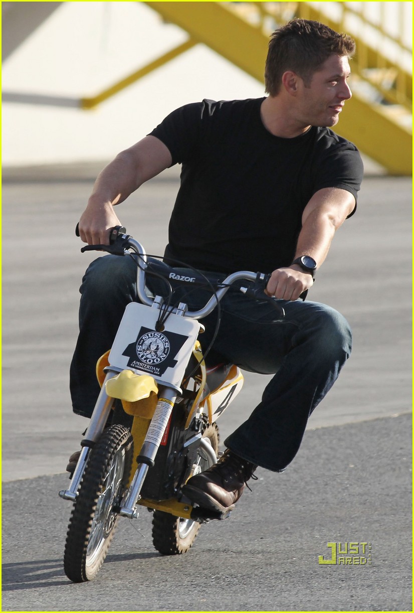 A Very Supernatural Fansite Pictures Jensen Ackles Is A