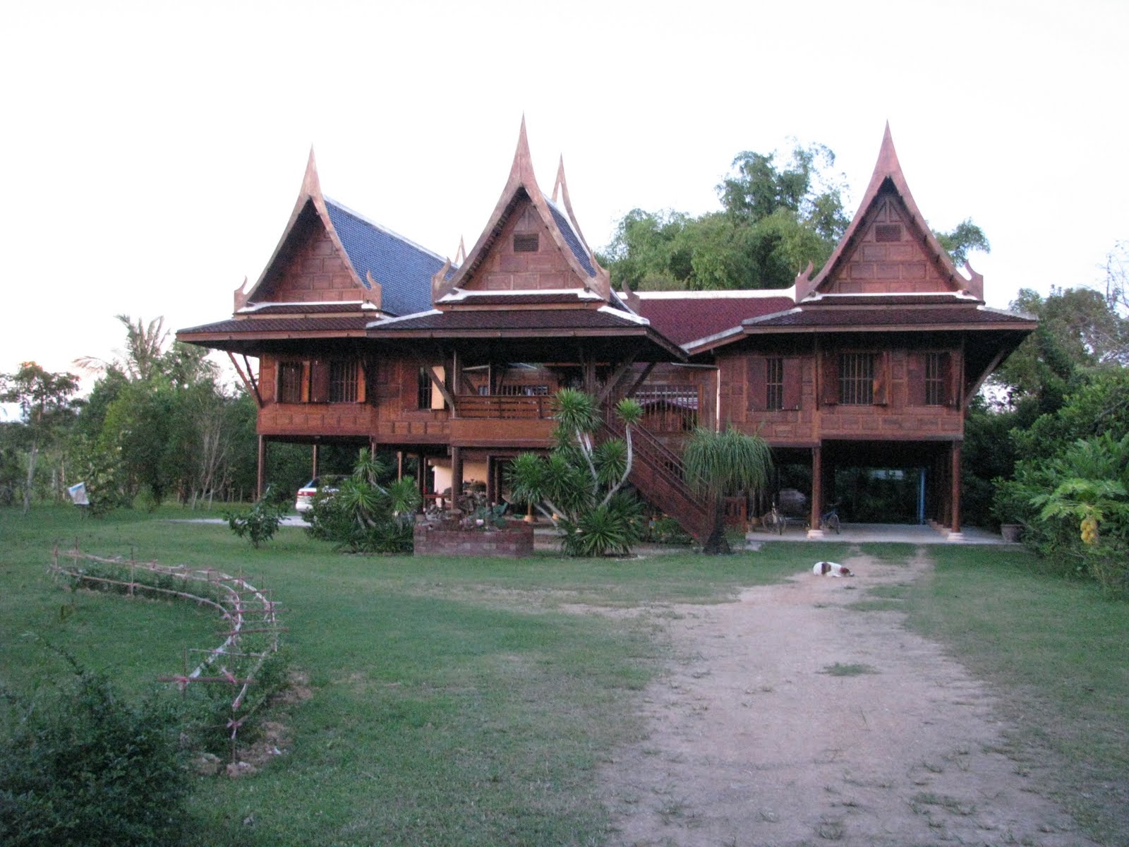 Spin Easy Time! Nice Traditional Custom House In Rayong, Thailand