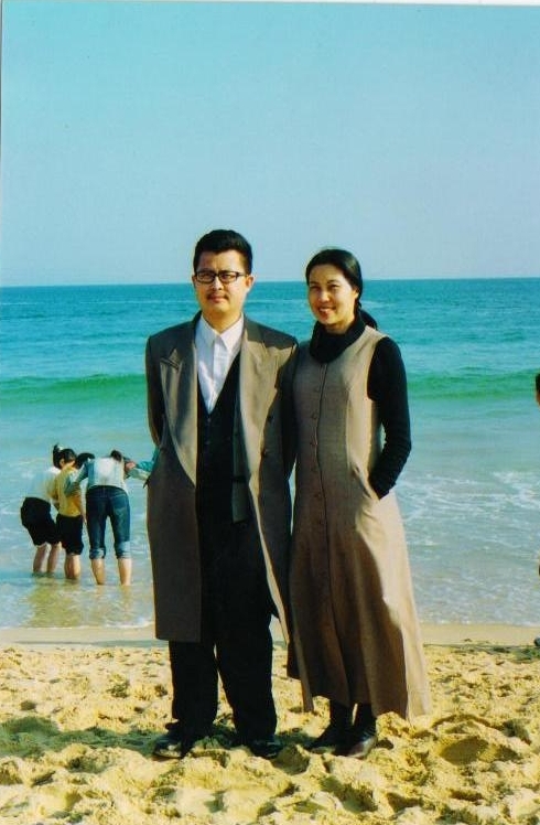 [2003年郭飞雄夫妇在海边11+004s.JPG]