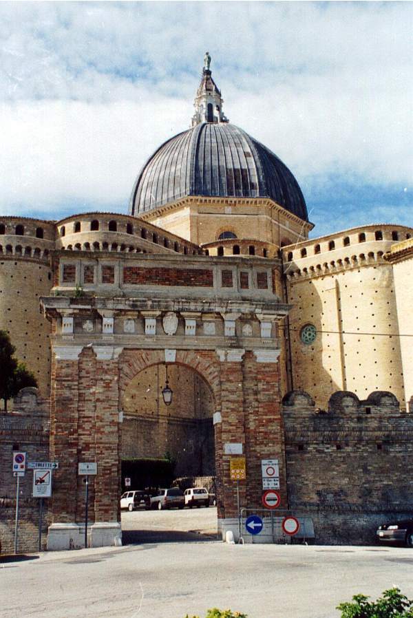 [Loreto,+basílica.jpg]