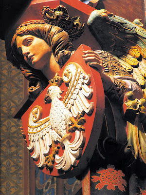 Anjo com o escudo da Polônia. Basílica de Nossa Senhora, na Praça do Mercado, Cracóvia.