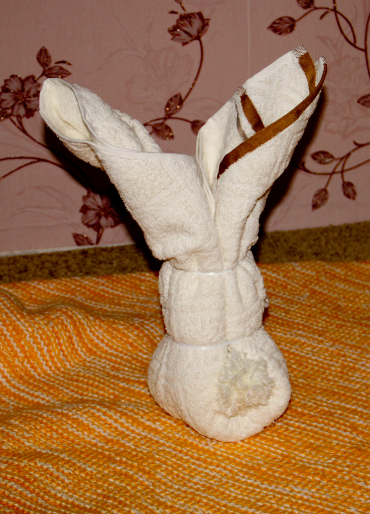 Зайчик из полотенца. Заяц из полотенца. Поделка заяц из полотенца. Новогодний заяц из полотенца. Как сделать зайца из полотенца.