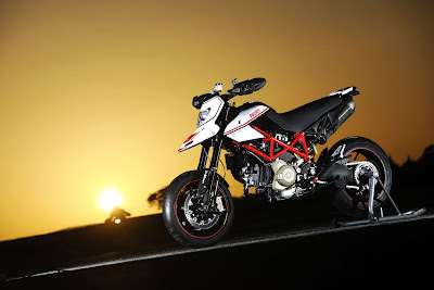 2010 Ducati Hypermotard 1100 EVO SP Wallpaper