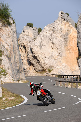 2011 Ducati Monster 1100S Action View