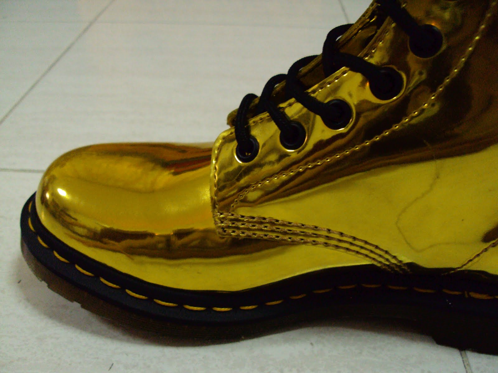 <em>SI RONG</em> Dr Martens� golden boots 1 more p
