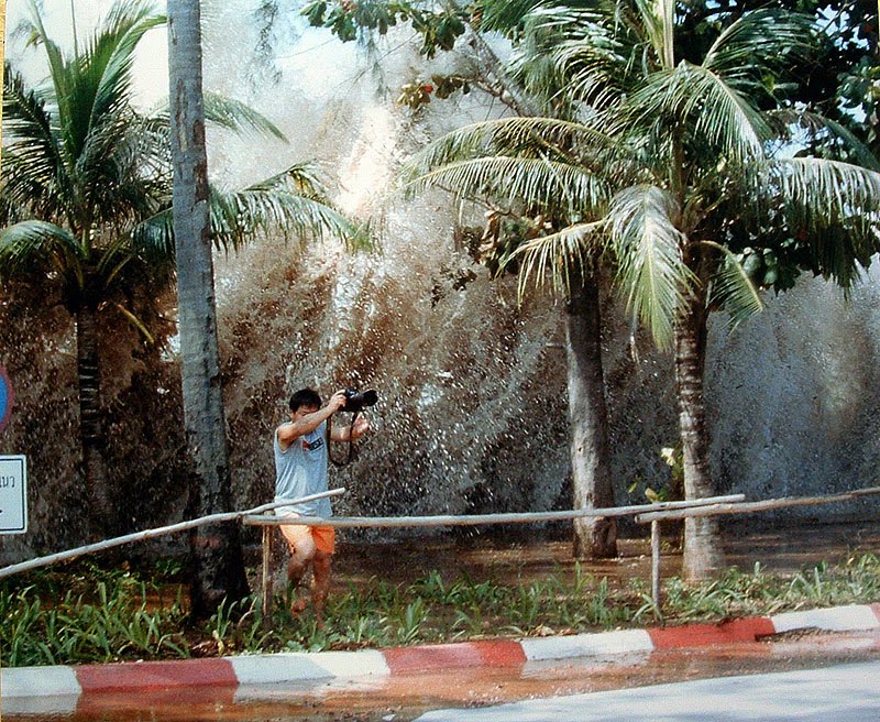 [tsunami-photographer.jpg]