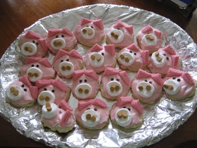 These piggy cookies are so cute and easy to make. They are perfect for a birthday party, bake sale, potluck or any fun social gathering! #WomenLivingWell #cookies #pigs