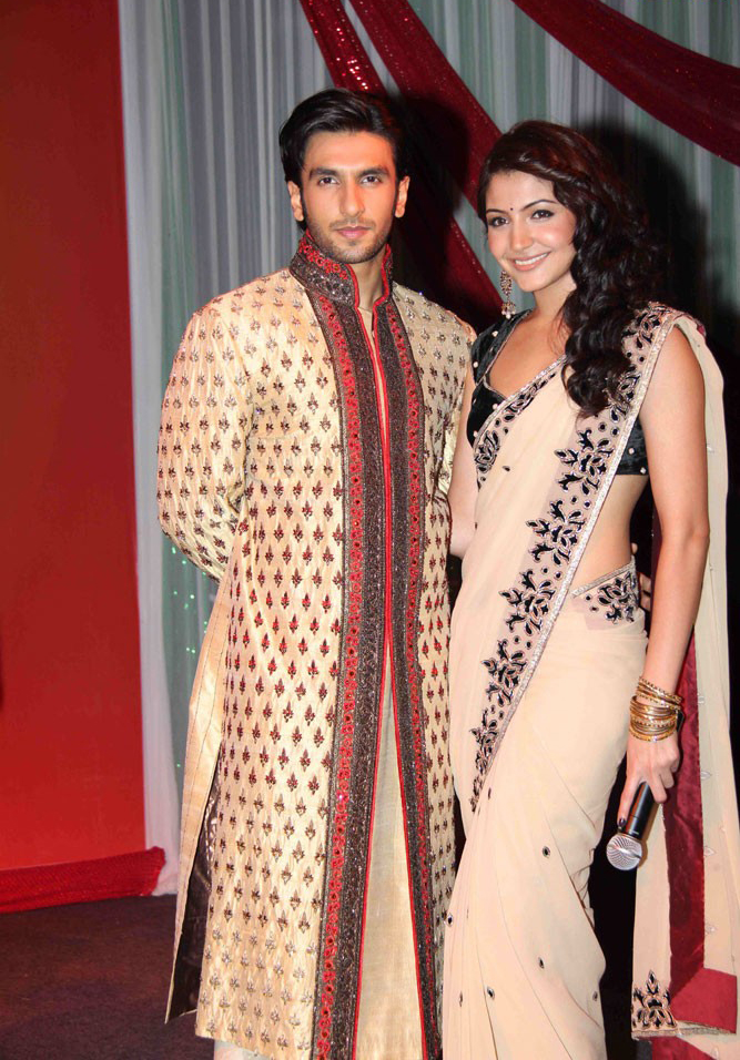 http://3.bp.blogspot.com/_JLsceq2AayQ/TQXxm2WulwI/AAAAAAAAEfc/tw0oQtdKBDo/s1600/Ranveer-Anushka-At-Band-Baaja-Baaraat-Contest-10.jpg