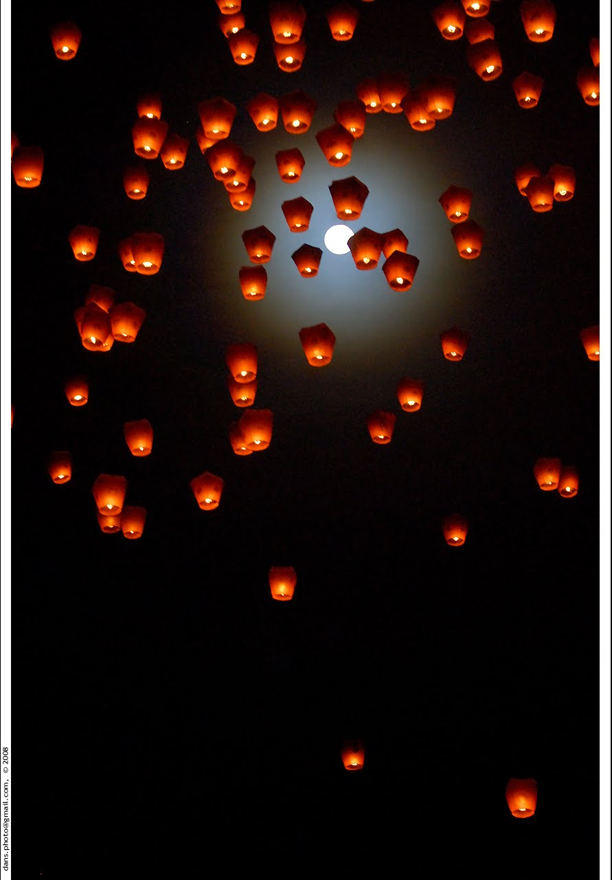 [Image: sky+lanterns+%26+moon.jpg]