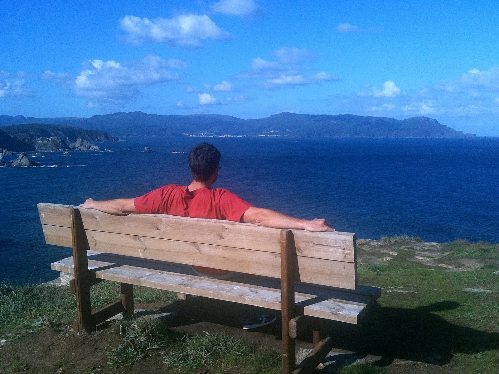 Un hombre sentado en una silla: Costa de Loiba: o Picón