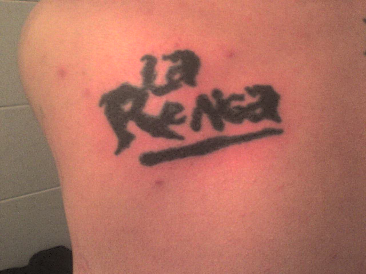 Black Ink Tattoo & Piercing La Renga a mano alzada homoplato izquierdo