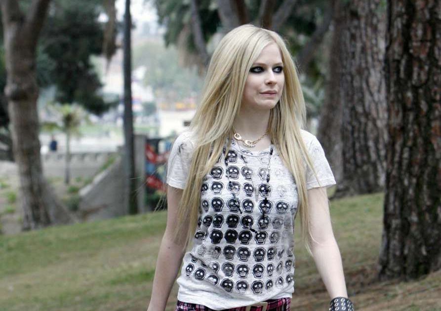 Wallpaper World Rocker Chick Avril Lavigne Hot Photos