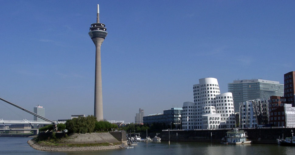 [Gehry_pano_gross.jpg]