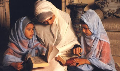 mother and daughters read quran Mother and daughters read Quran