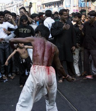 bb09b495a2c8aca24af9ff106fc5 grande Muslim Young boy bleeding in Ashura