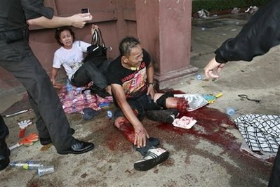 [Thai+police+blow+off+mans+leg+10-7-08+WQ.jpg]