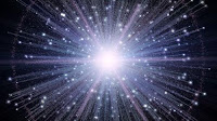 Qual seria a Origem da Vida e do Universo, Uma luz forte saindo de um astro envolto em outros.