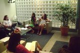 Na sala de espera da Rede Globo alunas da CAP Escola de TV aguardam