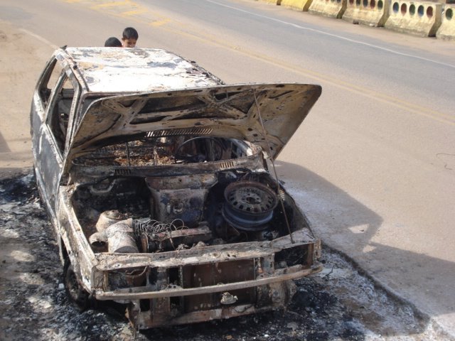 Não sobrou nada do carro que incendiou em frente aos correios