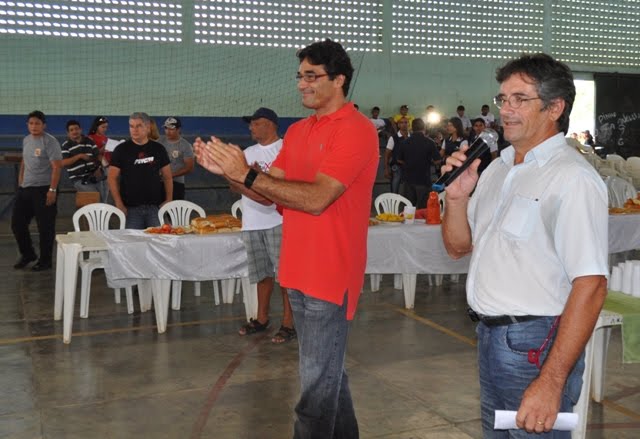 Szafir aplaudindo os atores da encenação, ao lado de Praxedes, diretor da Peça.