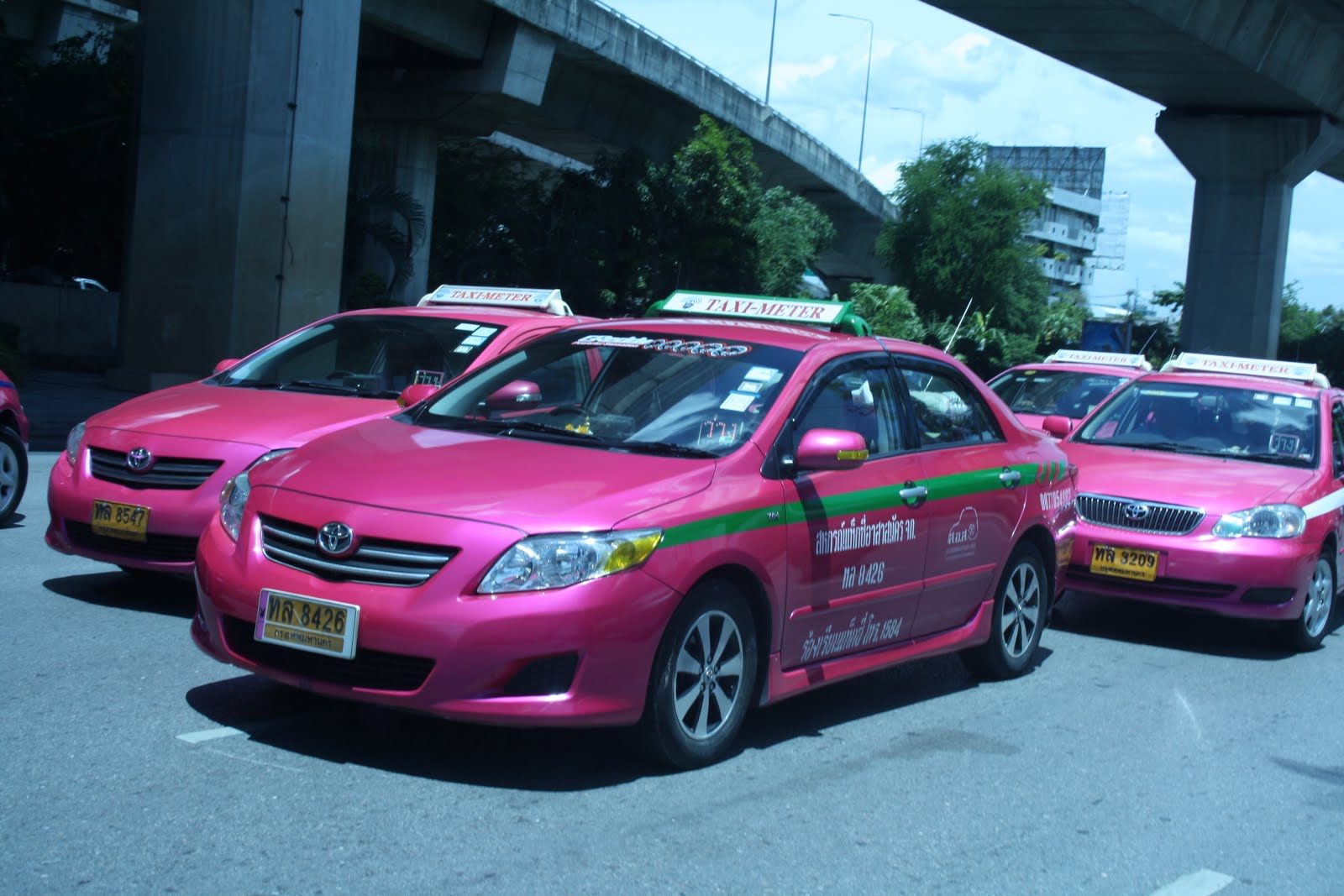 Такси из аэропорта бангкока. Такси Бангкок. Тайланд Бангкок такси. Розовое такси. Такси в Паттайе.