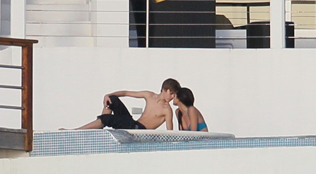 pictures of justin bieber and selena gomez kissing on the lips. 2010 justin bieber and selena