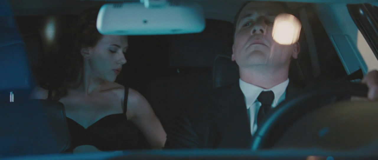 Девушка переодевается в машине. Scarlett Johansson Iron man 2 car. Скарлетт Йоханссон Железный человек 2 в машине. Скарлетт Йоханссон переодевается в машине Железный человек. Скарлетт Йоханссон Железный человек 2 переодевается