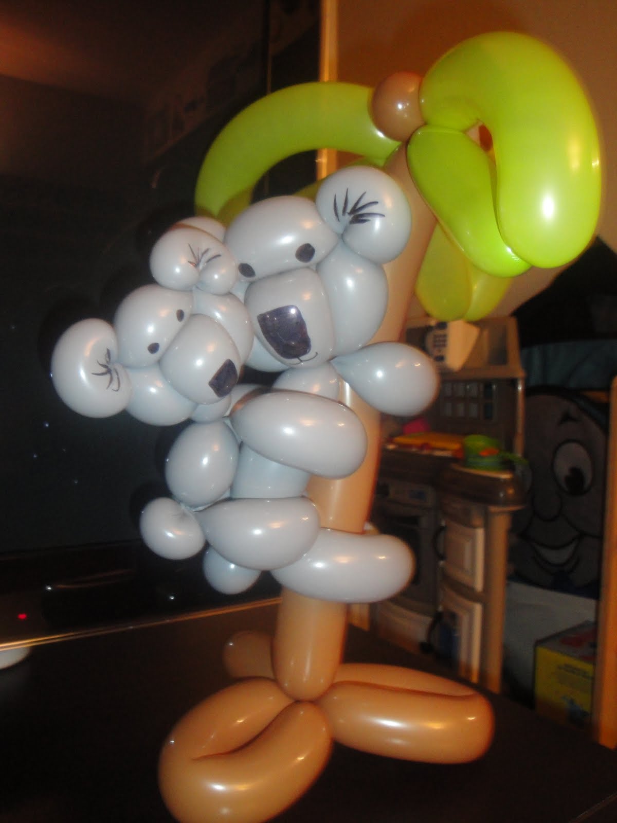 Balloon Twisting With Lien Daddy and baby koala bears...climbing up