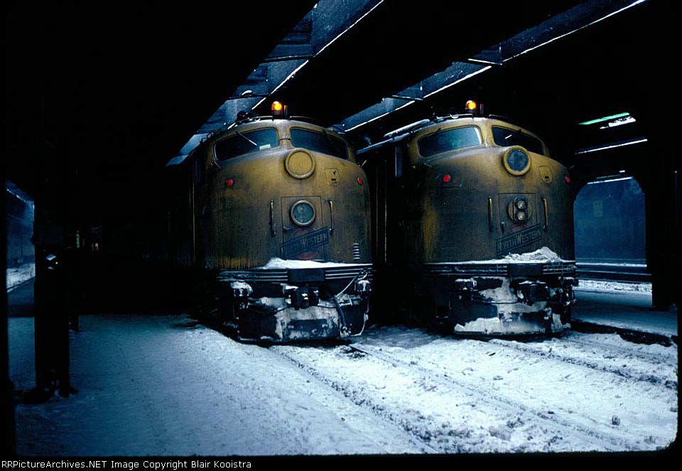 [CNW+snowy+chicago+trainshed.jpg]