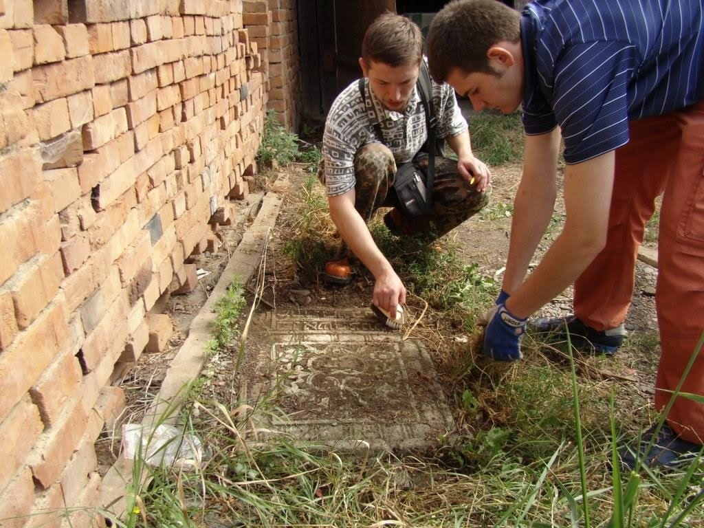 [Yard+in+Sniatyn+paved+with+matzevot.JPG]