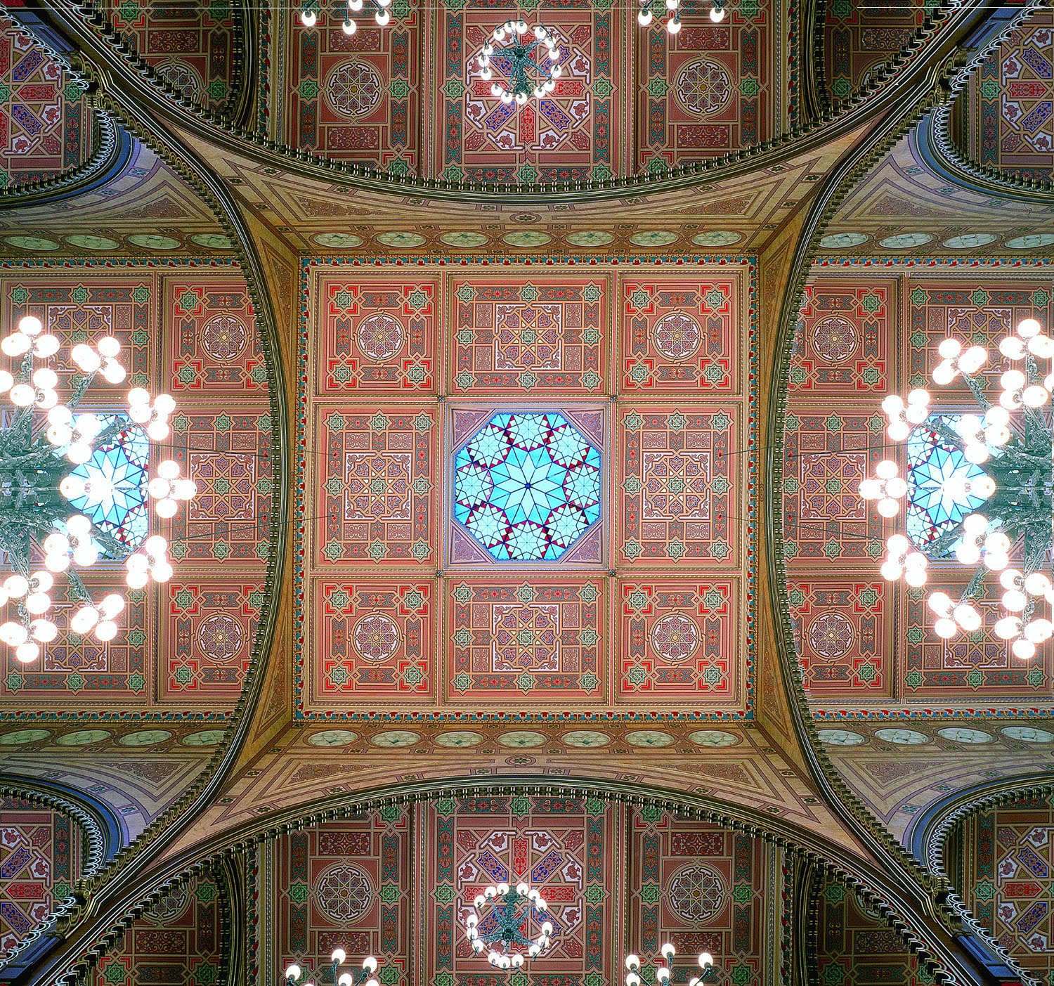 [Dohany_ceiling.+Photo+L.+Regos.++40x50_.jpg]