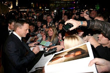 Daniel Craig firma autógrafos en el estreno mundial en Londres