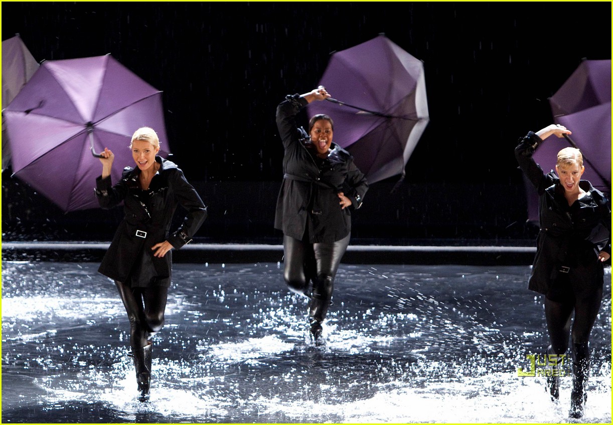 http://3.bp.blogspot.com/_KLl4R8VVi1g/TN27MFkUgeI/AAAAAAAAACw/Uq_aosUbHe8/s1600/gwyneth-paltrow-rihanna-umbrella-01.jpg