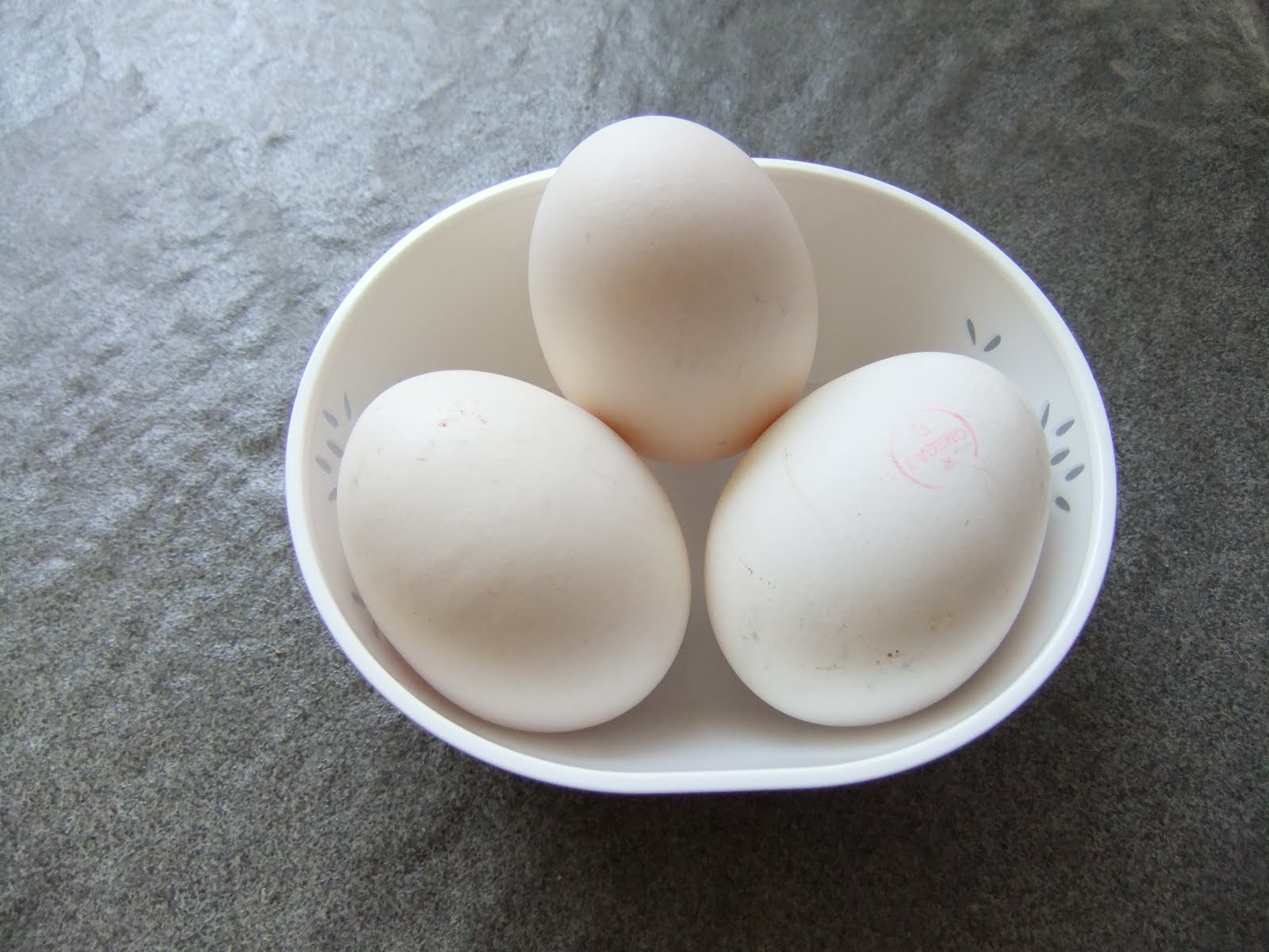 Как по английски будет яйцо. Яйцо айам. Черная курица Индонезия яйца. Eggs in English.