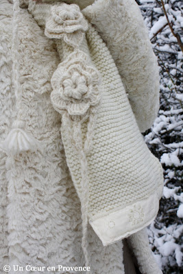Écharpe tricotée et bordée d'un ruban de dentelle