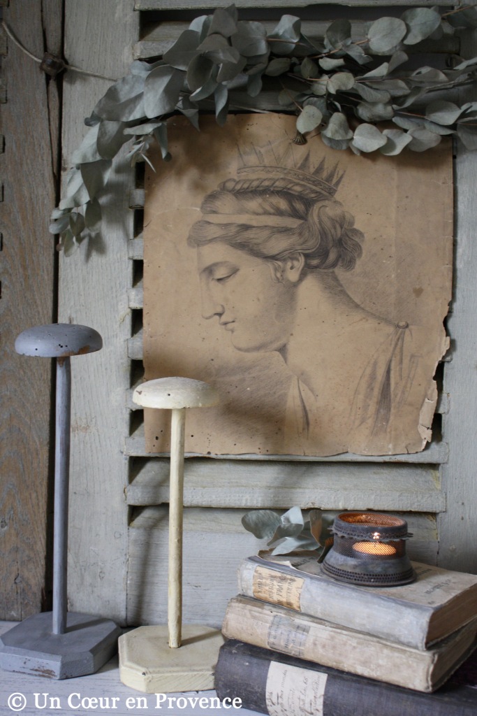 Decoration with a crowned portrait staged on old shutters