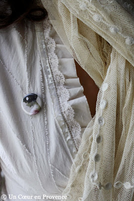 Morceau de tulle brodé porté en foulard