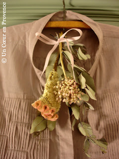 Bouquet de fleurs séchées sur chemisier Kookaï