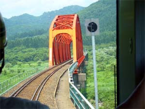 オレンジ色の鉄橋